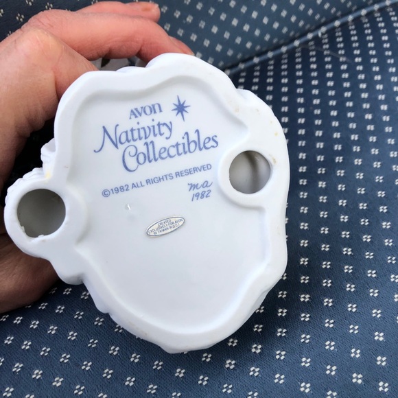 Vintage Avon Nativity Collection Kneeling Magi. - Picture 3 of 3